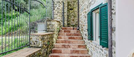 المنطقة المحيطة بالمنشأة