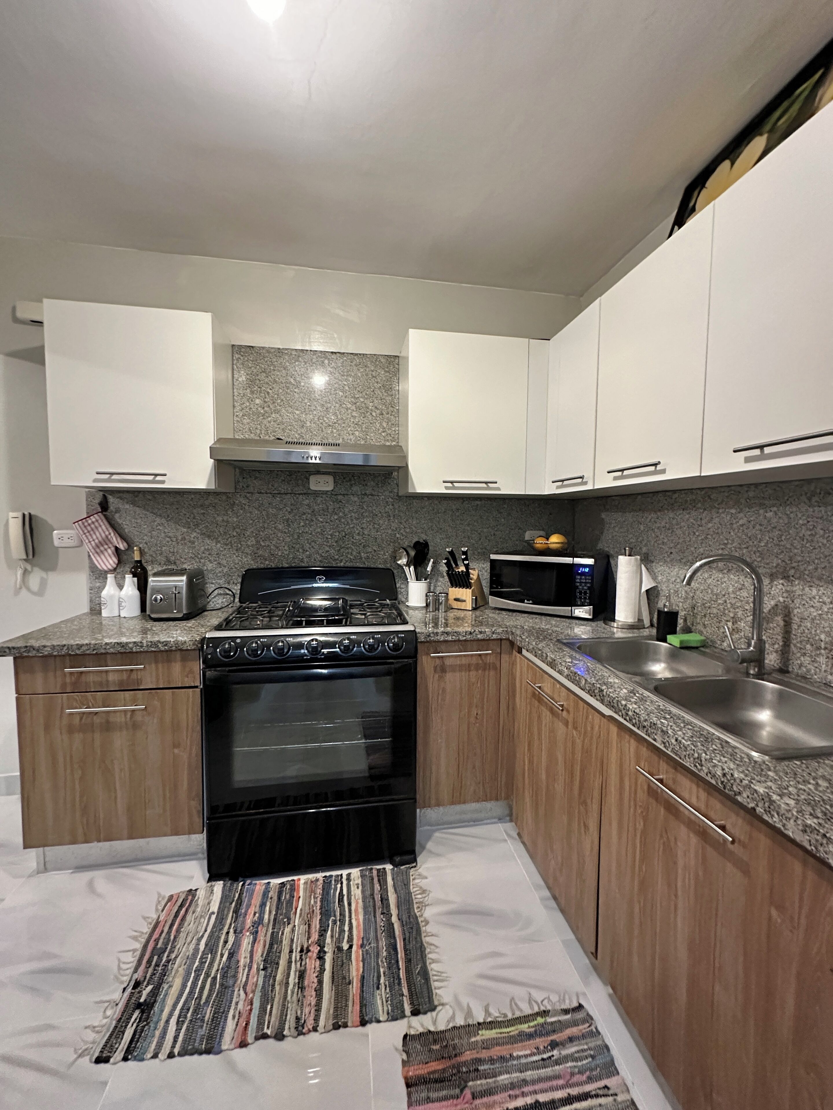 Frigorífico, microondas, placa de cocina y cafetera o tetera