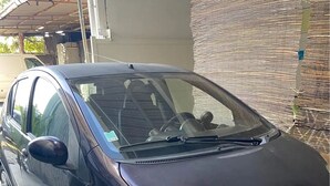 Een kleine auto in een garage geparkeerd.