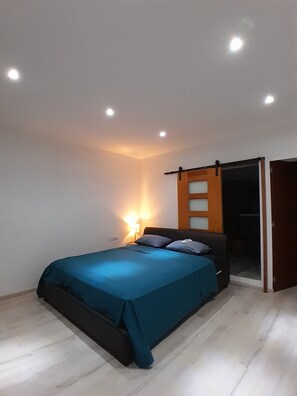 3 bedrooms, iron/ironing board, bed sheets