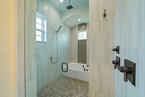 Shower, towels - Soleil Serenity - Vacation Home Near the Beach (Miramar Beach)