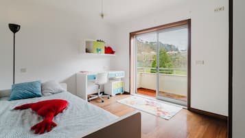 5 bedrooms, free WiFi, bed sheets