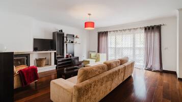 TV, lareira, mesa de pingue-pongue