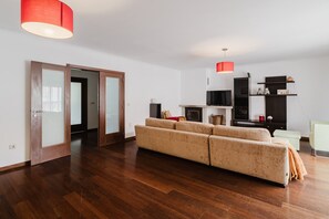 Fernseher, Kamin, Tischtennisplatte