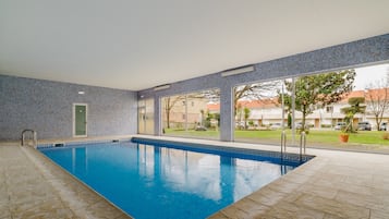 Una piscina techada, una piscina climatizada