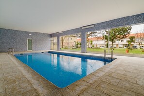 Una piscina techada, una piscina climatizada