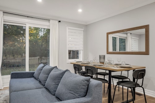 The Blushwood Suite | Mins to DT & Trails