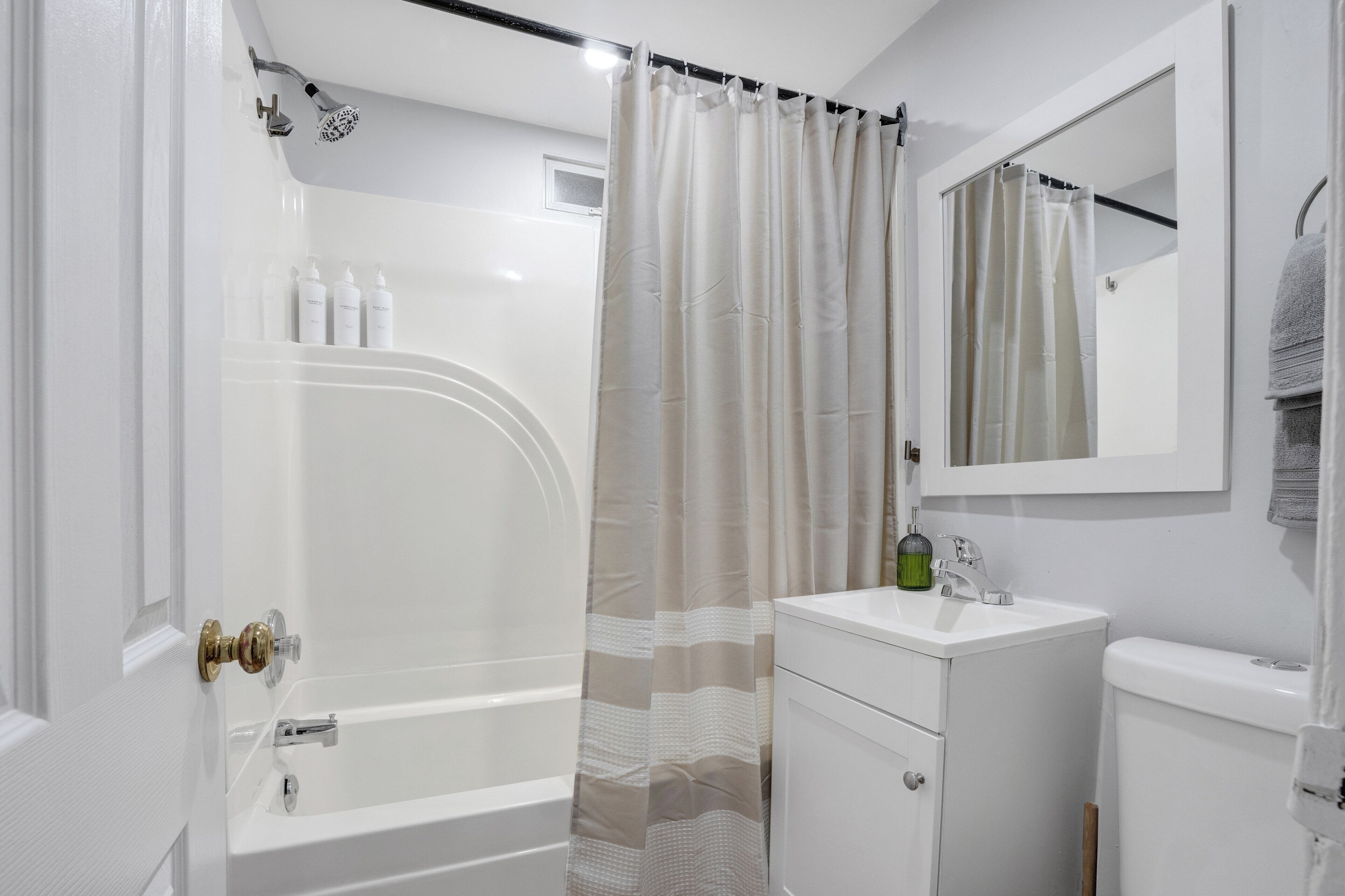 Een haardroger, handdoeken, zeep, shampoo