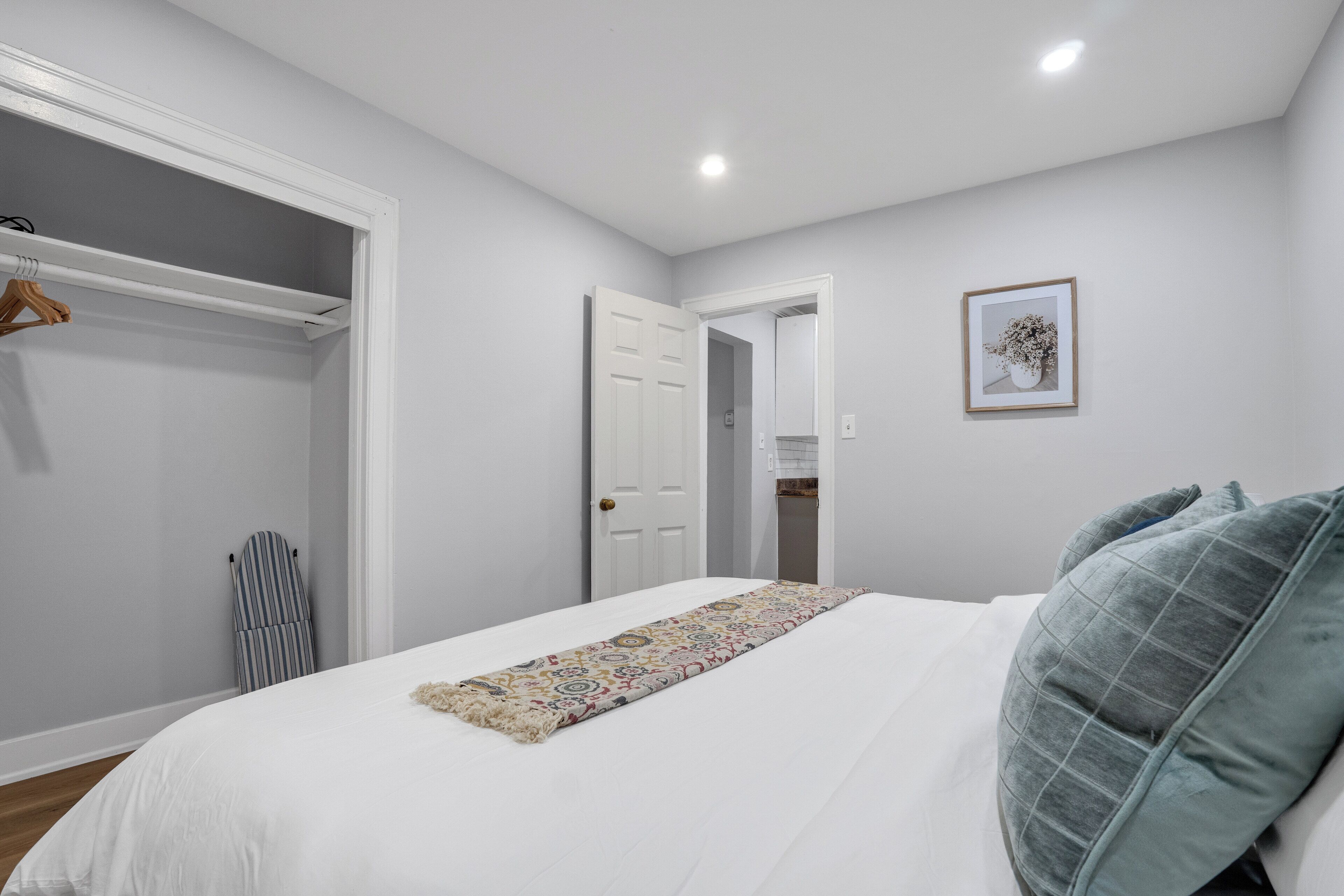 2 slaapkamers, een strijkplank/strijkijzer, gratis wifi, beddengoed