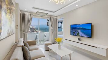 Family Apartment, 2 Bedrooms, Beach View | Living area