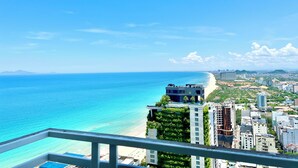 Un paysage urbain situé sur la côte, offrant une vue dégagée sur l’océan et une plage.