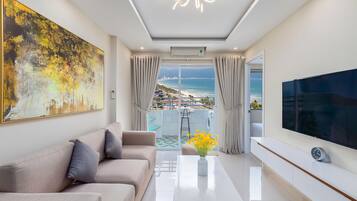 Departamento familiar, 2 habitaciones, vista a la playa | Área de sala de estar