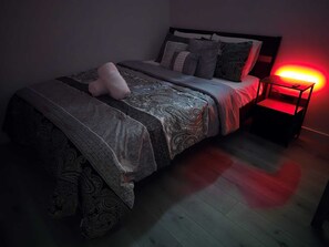 2 habitaciones, escritorio, tabla de planchar con plancha y wifi gratis 