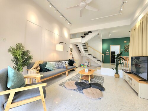 Petaling Jaya Kelana Jaya Spacious 4-bedroom townhome with AC, WiFi, Netflix