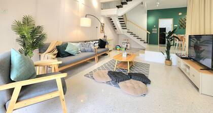 Petaling Jaya Kelana Jaya Spacious 4-bedroom townhome with AC, WiFi, Netflix