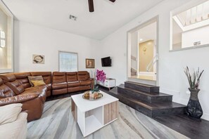 Smart-TV, peis, bordtennis og bøker