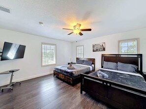 5 habitaciones, tabla de planchar con plancha y cuna de viaje 