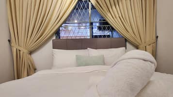 5 bedrooms, iron/ironing board, WiFi, bed sheets