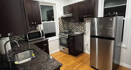 Cozy 2-Person Apt Near JFK Airport & Shopping Area for Long Stays