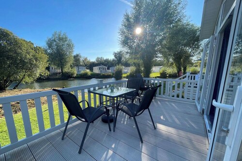 2 Bedroom Caravan - Lakeside, Wifi, Parking