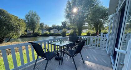 2 Bedroom Caravan - Lakeside, Wifi, Parking