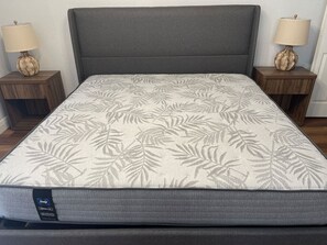 3 chambres, bureau, fer et planche à repasser, lit de bébé portatif