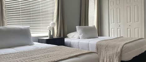 3 Schlafzimmer, Schreibtisch, Bügeleisen/Bügelbrett, Reisekinderbett