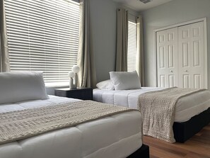 3 bedrooms, desk, iron/ironing board, travel cot - New home in Vista Cay, Convention Center/Universal (Orlando)