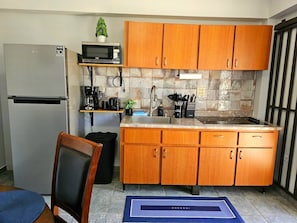Réfrigérateur, micro-ondes, plaque de cuisson, cafetière/bouilloire