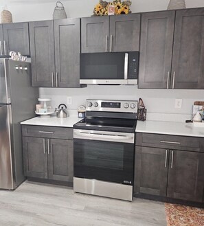 Kylskåp, mikrovågsugn, ugn och spishäll