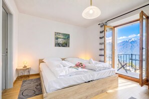 2 bedrooms, bed sheets - Casa Patrizia Caviano Gambarogno with Lake & Mountain Views, Caviano, Switzerland (Caviano)