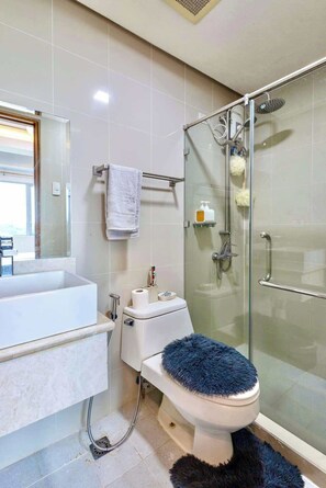 Dusche, Haartrockner, Bidet, Handtücher