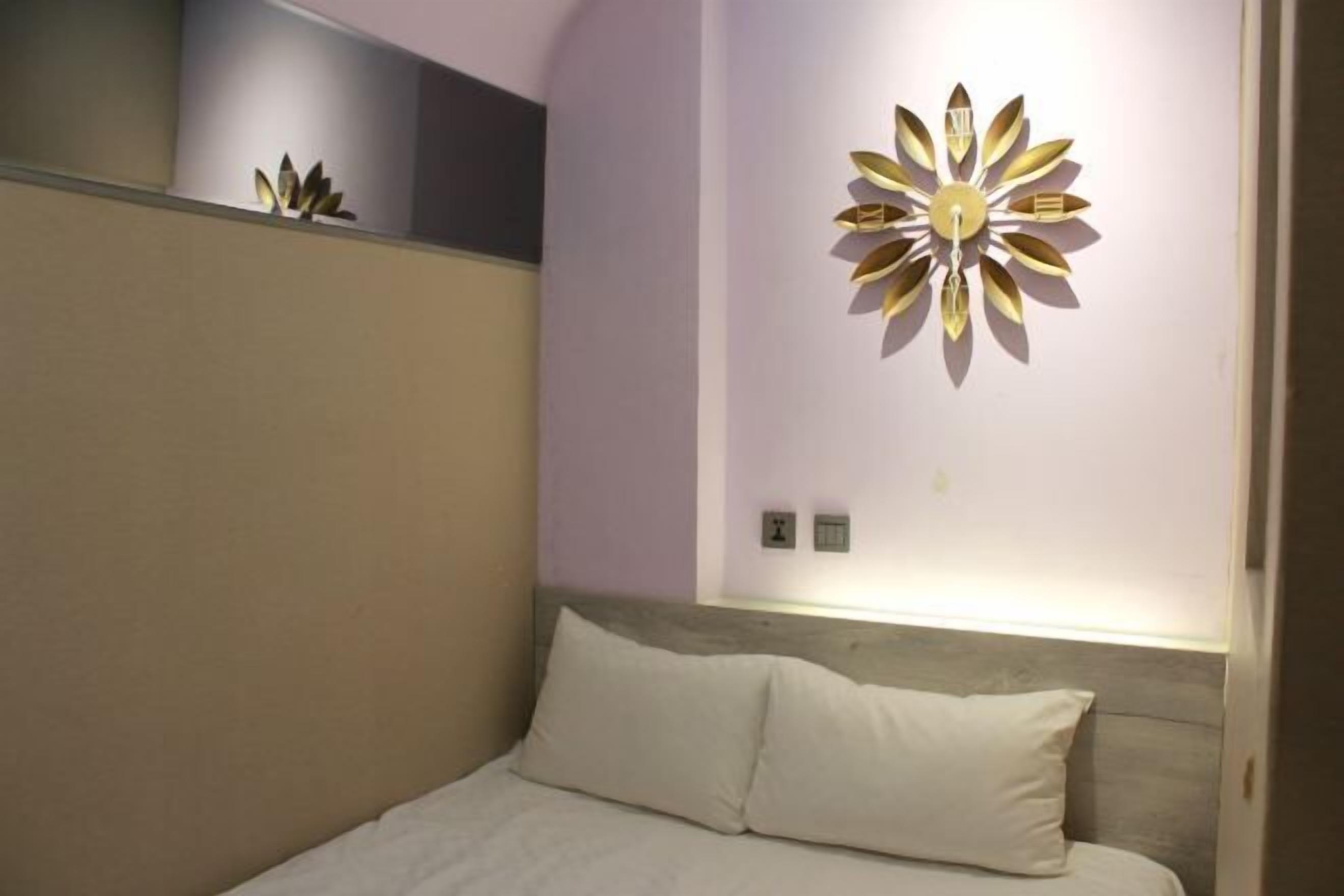 Free WiFi, bed sheets