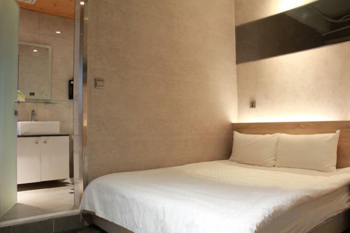 WiFi (free), bed sheets