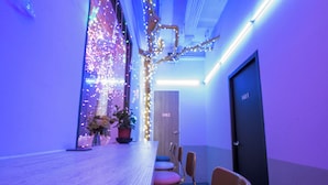 A conference room with a long table, chairs, and decorative lights. - Artinn Kaifeng hotel (Taipei)