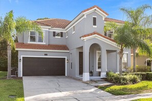 Exterior - Spacious 7-bedroom home in Kissimmee, perfect for family getaways! (Kissimmee)
