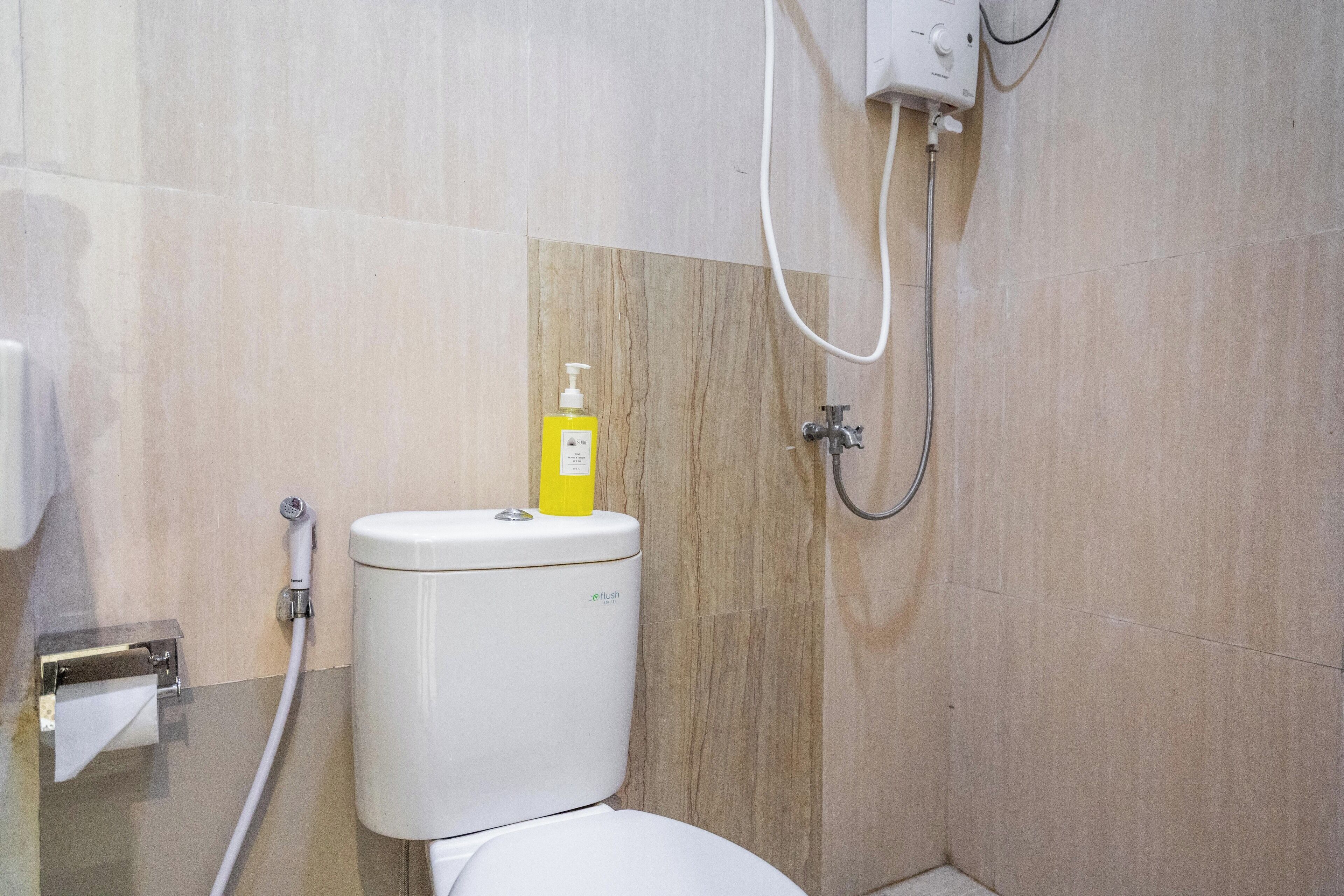 Ein modernes Badezimmer mit Toilette, Dusche und Handtrockner.