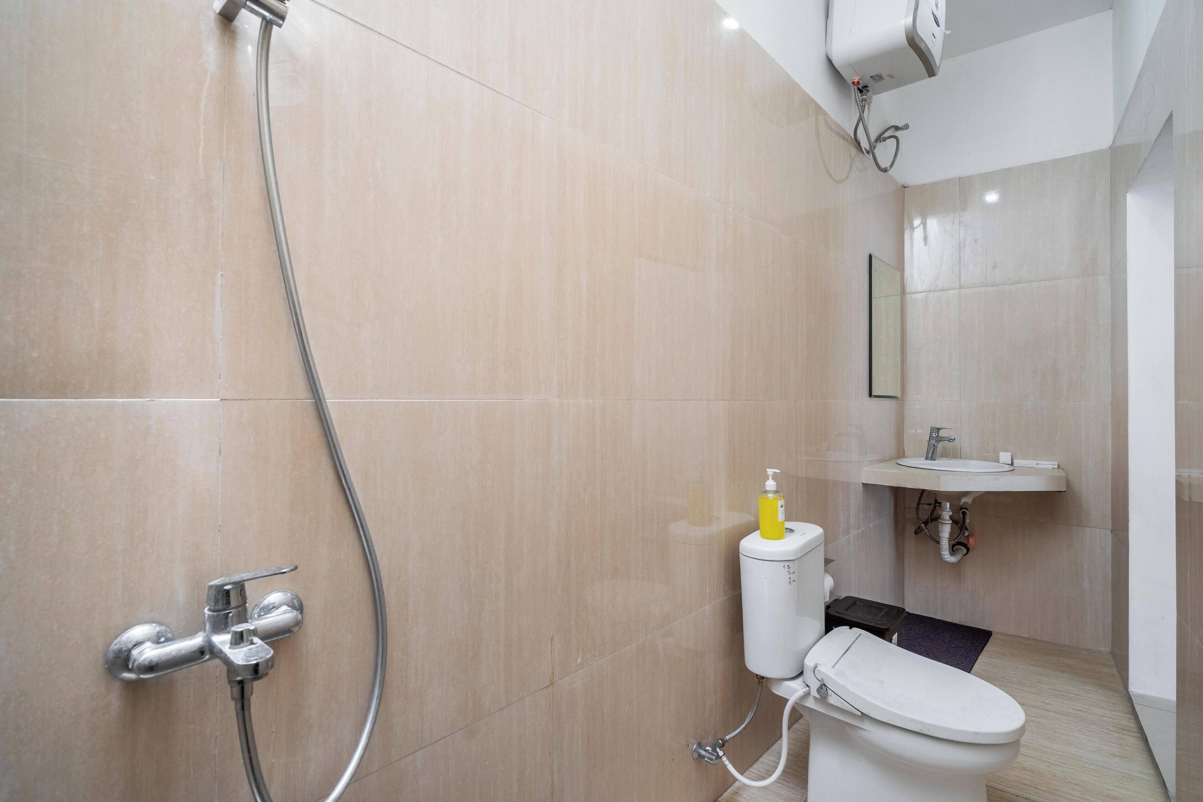 Un baño moderno con ducha, inodoro y lavabo.