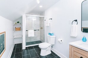 Douche, sèche-cheveux, serviettes fournies, savon