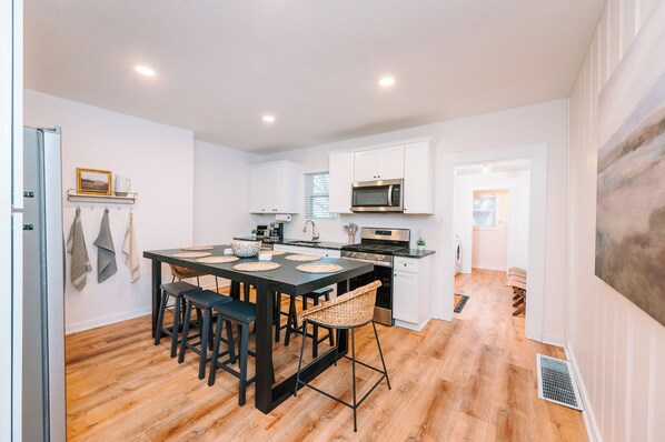 冷蔵庫、電子レンジ、オーブン、コンロ