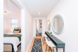 3 室のベッドルーム、アイロン / アイロン台、WiFi (無料)、ベッドシーツ