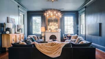 Smart TV, fireplace