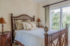 2 bedrooms, iron/ironing board, internet, bed sheets - Spacious apartment with balcony views, pool access, kitchen & golf course nearby (Herradura)