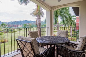 Outdoor dining - Spacious apartment with balcony views, pool access, kitchen & golf course nearby (Herradura)