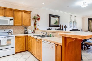 Fridge, microwave, oven, stovetop - Spacious apartment with balcony views, pool access, kitchen & golf course nearby (Herradura)
