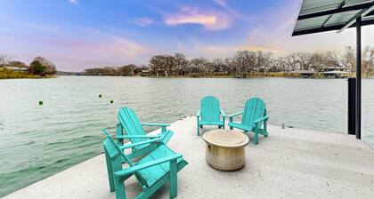 Lakefront home with dock, patio, spacious living room & BBQ grill