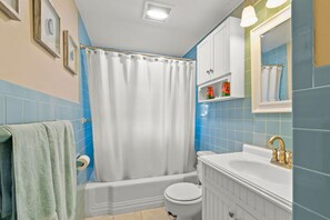 Hair dryer, towels - Peaceful Great Pond getaway with private yard, patio, AC & family-friendly games (Falmouth)