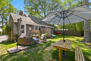 Outdoor dining - Peaceful Great Pond getaway with private yard, patio, AC & family-friendly games (Falmouth)