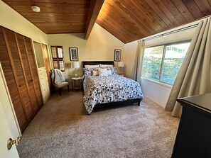 House | 6 bedrooms - Medford Home and 2 Condos With Pool (Medford)