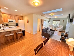 House | 6 bedrooms - Medford Home and 2 Condos With Pool (Medford)